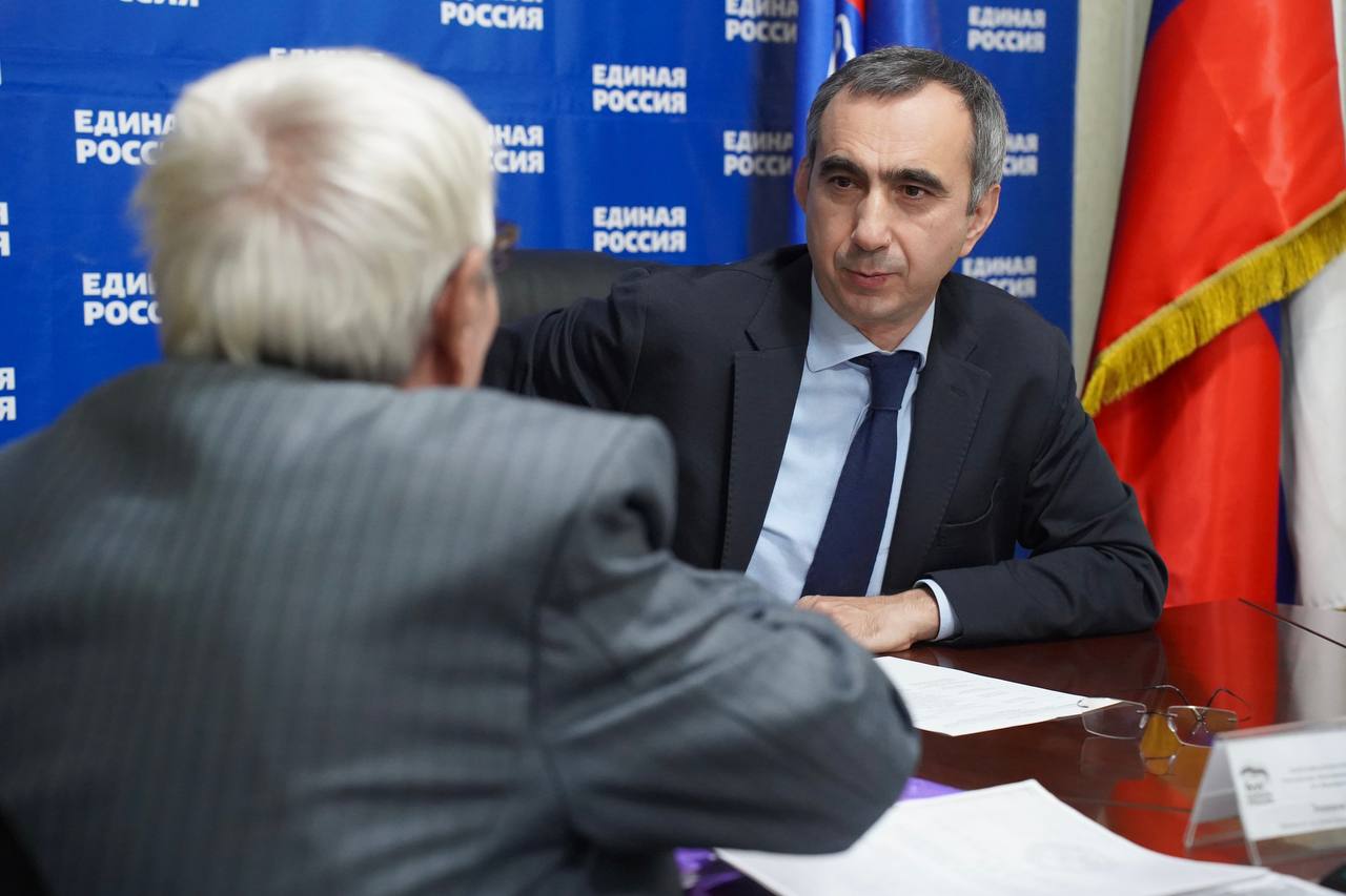 Заур Эминов провёл личный приём граждан в общественной приёмной партии «Единая Россия»